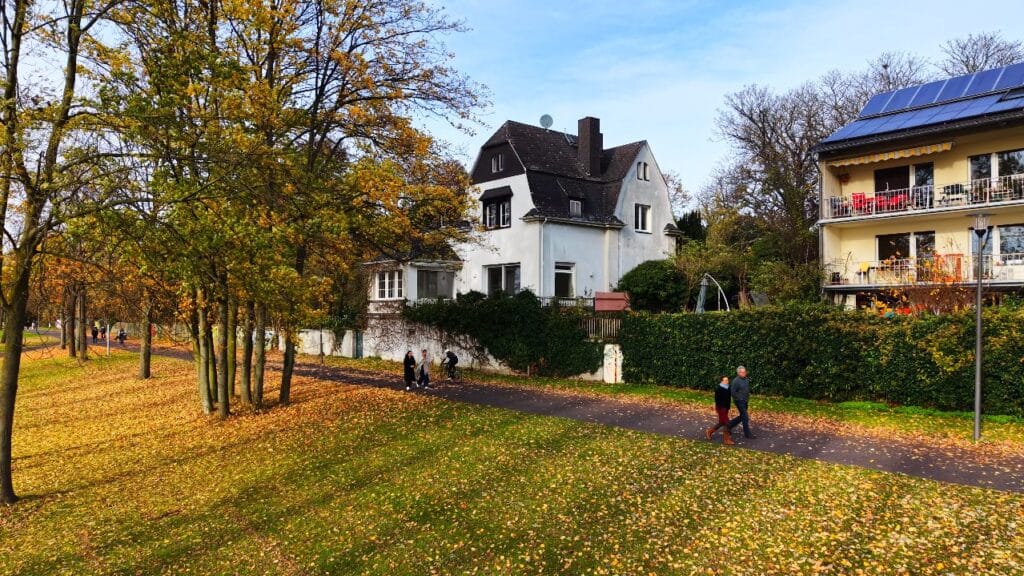 Absolute Rarität in 1. Reihe zum Rhein in Bonn !! Freistehende Villa mit Ausbaupotenzial!
