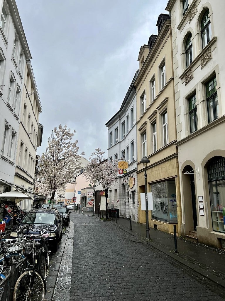 Solides Wohn- und Geschäftshaus – opt. mit Baugrundstück – in Top-Lage in der Bonner Altstadt!