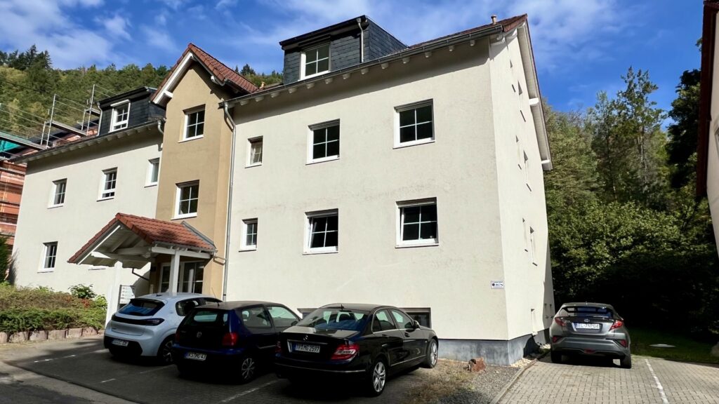 Vorderansicht mit Stellplätzen